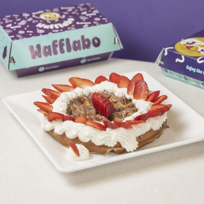 وافل تارت مع فريز وكريمة وشوكولا